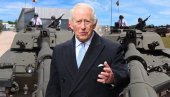 Краљ Чарлс се провозао у тенку! Његов коментар о борбеном возилу је насмејао све (ВИДЕО)