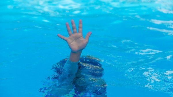 УТОПИЛА СЕ ДЕВОЈЧИЦА (3) У БАЗЕНУ: Мајка започела реанимацију, али детету није било спаса