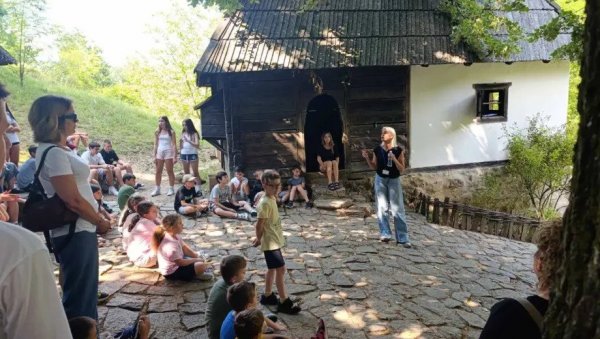 ПОЧЕЛО ЛЕТО У ЗАВИЧАЈУ У ТРШИЋУ: Ученици из дијаспоре уче српски језик, историју, традицију и културу