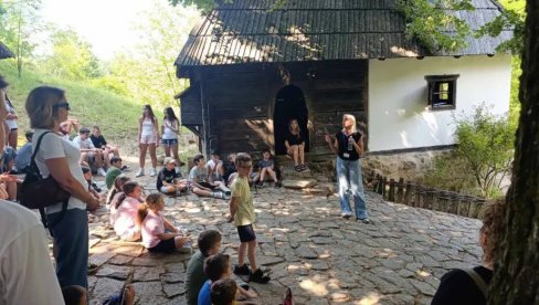 POČELO LETO U ZAVIČAJU U TRŠIĆU: Učenici iz dijaspore uče srpski jezik, istoriju, tradiciju i kulturu