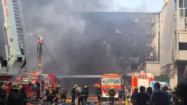 ОГРОМАН ПОЖАР У ФАБРИЦИ ОБУЋЕ: Драматични призори у Кини (ВИДЕО)