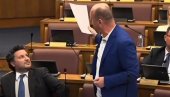 ПУКЛА БРУКА: Милан Кнежевић показао компромитујући Спајићеву фотографију у парламенту (ВИДЕО)