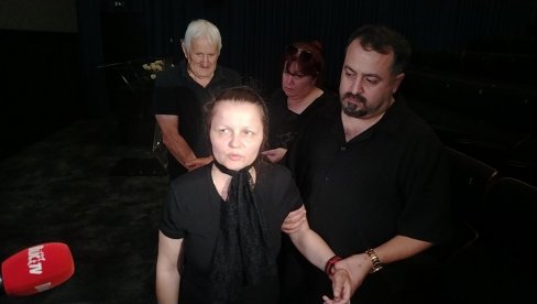 СВЕ ВРЕМЕ ПРИЧА СА СУПРУГОВОМ ФОТОГРАФИЈОМ: Мала Цана сломљена на комеморацији Андрије Бајића (ФОТО)
