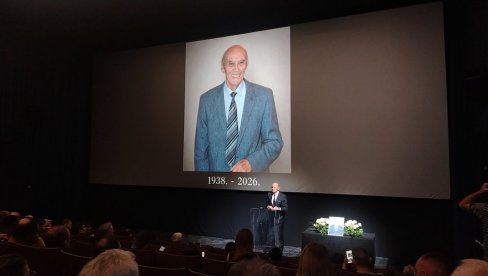 КОМЕМОРАЦИЈА АНДРИЈИ БАЈИЋУ: Супруга Мала Цана у црнини, држе је да не падне (ФОТО)