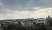 ОБЛАЦИ ДОНЕЛИ МРАК У ПОДНЕ: Пљушти у центру Београда (ФОТО/ВИДЕО)