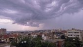 УПАЛИЛИ СЕ МЕТЕОАЛАРМИ У СРБИЈИ: Снажно невреме и град кидају ка истоку - РХМЗ издао хитно упозорење