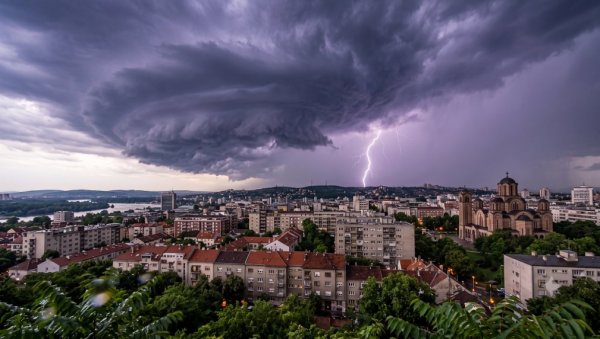 У НАРЕДНА ТРИ САТА СТИЖЕ НЕВРЕМЕ Хитно се огласио РХМЗ: Најаваљени пљускови са грмљавином, а могућ и град (ФОТО)