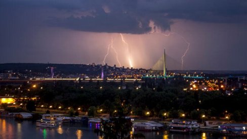(МАПЕ) НЕВРЕМЕ СЕ ПРЕМЕШТА КА ОВОМ ДЕЛУ СРБИЈЕ: РХМЗ издао ново упозорење, стижу пљускови, град и јак ветар