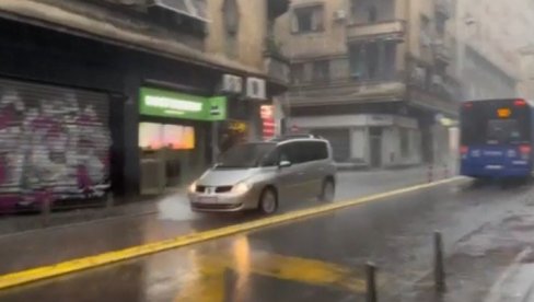 СНАЖАН ПЉУСАК У БЕОГРАДУ: Киша лије као из кабла (ВИДЕО)