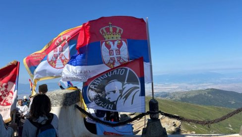 ЈАСНА РАЗЛИКА ИЗМЕЂУ ВУЧИЋЕВЕ ПОЛИТИКЕ И БЛОКАДЕРА: Посланик Душан Марић поставио венац на Кајмакчалану (ФОТО)