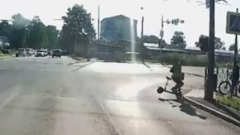 (УЗНЕМИРУЈУЋИ ВИДЕО) Возач електричног тротинета погинуо након удара у ивичњак