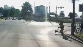 (УЗНЕМИРУЈУЋИ ВИДЕО) Возач електричног тротинета погинуо након удара у ивичњак