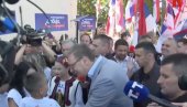VUČIĆ SA NARODOM U JADRANSKOJ LEŠNICI: Radosno dočekuje predsednika Srbije