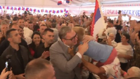 VUČIĆ SA NARODOM U JADRANSKOJ LEŠNICI: Radosno dočekuje predsednika Srbije