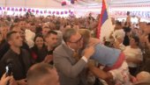 VUČIĆ SA NARODOM U JADRANSKOJ LEŠNICI: Radosno dočekuje predsednika Srbije