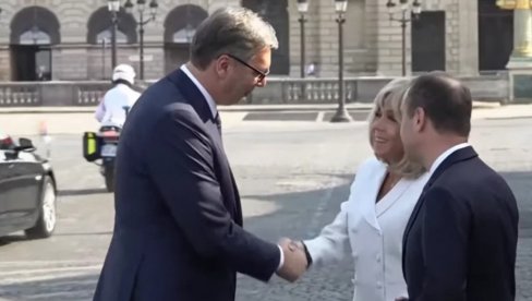 ВУЧИЋ СТИГАО НА ВОЈНУ ПАРАДУ У ПАРИЗУ: Брижит га срдачно дочекала, велика част за председника Србије (ВИДЕО)