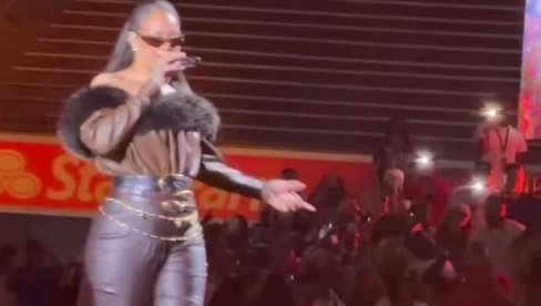 RIJANA NA SCENI POSLE 3 GODINE, FANOVI U ŠOKU: Pevačica iznenadila sve kad se pojavila kao gost na koncertu, dočekana ovacijama (VIDEO)