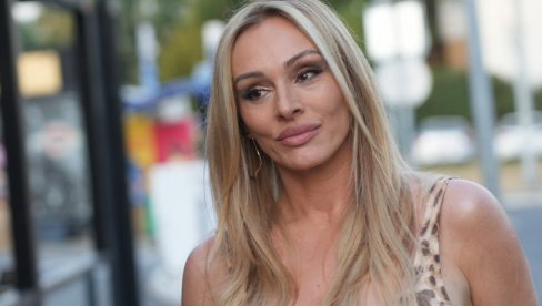 Kakva žena! Anabela u kupaćem - pokazala savršenu liniju u šestoj deceniji (Foto)