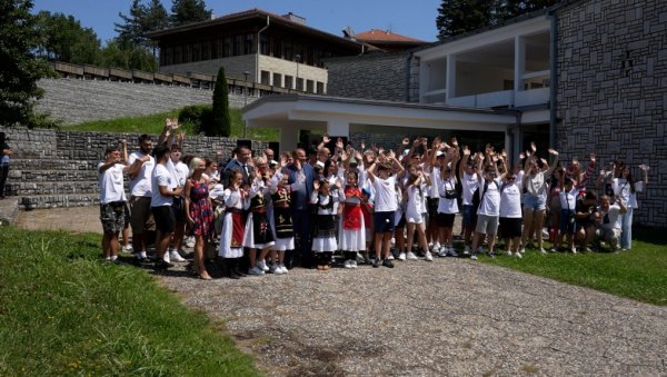ДРУЖЕ СЕ, УЧЕ И ЗБЛИЖАВАЈУ: Сто младих из шест држава у културно-образовном кампу у Тршићу
