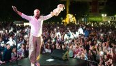 PONOVO PREKINUT NASTUP: Boban Rajović sišao među publiku, a onda je na binu izveo devojčicu koja je sve ostavila bez teksta (FOTO)