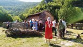 ОЖИВЕО НЕКАДАШЊИ МАНАСТИР ПОСЛЕ ЧЕТИРИ ВЕКА: Свете литургије поново у средњовековној Намасији (ФОТО)