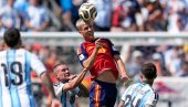 BRUKA I SRAMOTA! Legendarni Arggentinac pesnicom brutalno raspalio fudbalera Barselone (VIDEO)