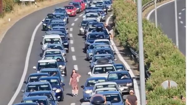 НЕ ВИДИ СЕ КРАЈ КОЛОНИ: Хиљаде туриста заробљено на прелазу ка Грчкој (ВИДЕО)