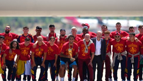 ШПАНИЈА ДОЧЕКАЛА ХЕРОЈЕ! Шампиони света стигли у Мадрид! Добили овације какве се не памте! (ФОТО)