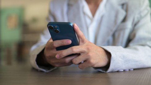 BANKE UKIDAJU JEDNU USLUGU: Muka za one koji ne koriste pametne telefone ili mobilno bankarstvo