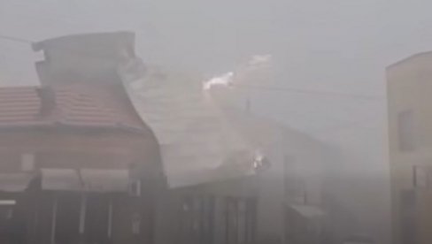 JEZIV SNIMAK NEVREMENA: Vetar otkinuo deo krova, počelo i da varniči (VIDEO)