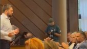 ПОГАЧАР И ЦВИЈЕТИЋ ОД СКУПШТИНЕ ПРАВЕ КАФАНУ: Блокадерски дуо новосадске опозиције покушао да испровоцира парламент