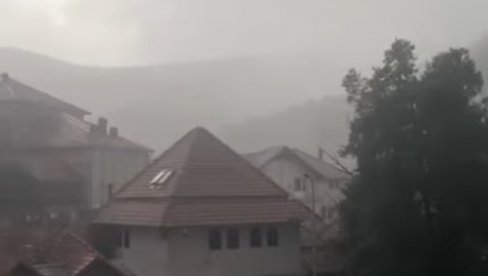 ЦРНО НЕБО НАД СИРИНИЋКОМ ЖУПОМ: Драматични снимци јаког невремена и града у Сиринићкој Жупи (ВИДЕО)