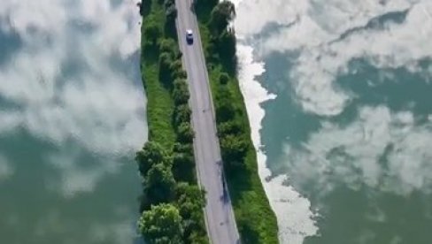 NESTVARNI PRIZORI IZ KINE PRIVLAČE HILJADE POSETILACA: Automobili kao da lebde (VIDEO)