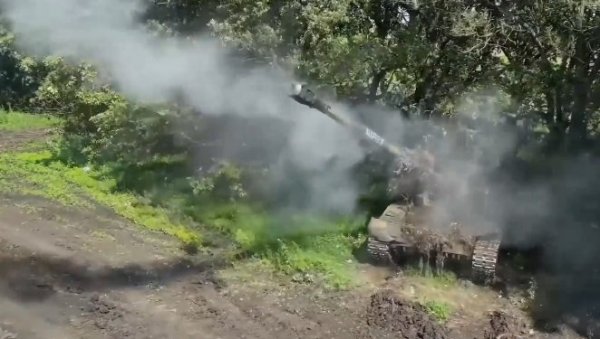 РУСКИ ТЕНКИСТИ СРАВНИЛИ СА ЗЕМЉОМ АРТЕЉНОЈЕ: Кад је почео да пада мрак, јуришници су ушли су у насеље и очистили га (ВИДЕО)