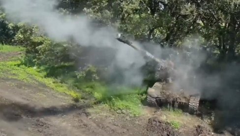 RUSKI TENKISTI SRAVNILI SA ZEMLJOM ARTELJNOJE: Kad je počeo da pada mrak, jurišnici su ušli su u naselje i očistili ga (VIDEO)