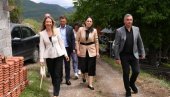 КАНЦЕЛАРИЈА ЗА КИМ ОБИШЛА ПОРОДИЦЕ ТОМОВИЋ И КРНЕТА: Најављена помоћ у решавању стамбеног питања (ВИДЕО)