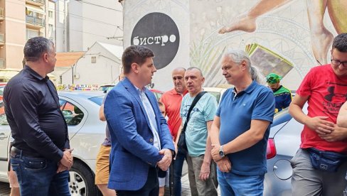 ВЛАСНИЦИ СТАНОВА НА ВОЖДОВЦУ ПРЕД ИСЕЉЕЊЕМ Делегација општине разговарала са станарима: Држава вас неће оставити