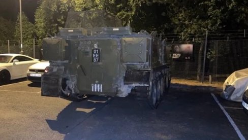 ХАОС У ВОЈНОЈ БАЗИ У БРИТАНИЈИ: Пијани војници украли оклопно возило и газили аутомобиле (ВИДЕО)