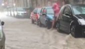 УПОЗОРЕЊЕ ЗА ТУРИСТЕ: Олуја, град и јак ветар захватили омиљену летњу дестинацију (ВИДЕО)