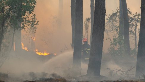 PAKAO NA MEDITERANU: Vatrena stihija guta italijanska letovališta, Grci u borbi protiv požara lansirali svemirsko oružje