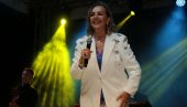 СПЕКТАКЛ ЗА ПАМЋЕЊЕ: Ана Бекута подигла Уб на ноге, цео трг певао углас (ФОТО)