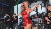 ТЕА ТАИРОВИЋ ПОПИСАЛА СТАНОВНИШТВО У ЦРНОЈ ГОРИ: Појавила се у Будви у црвеном трикоу, публика пала у транс (ФОТО)