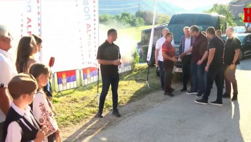 ПРЕДСЕДНИК СА НАРОДОМ: Вучић у Дрежнику