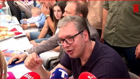VUČIĆ SA NARODOM U BANOVOM POLJU KOD BOGATIĆA: Porodica je stub srpskog društva (FOTO/VIDEO)