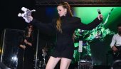 РАСПЛАКАЛА ДЕЧАКА ИЗ ПУБЛИКЕ Милица Павловић прекинула концерт и поручила му: Ти ћеш мени једног дана да делиш аутограме (ФОТО)