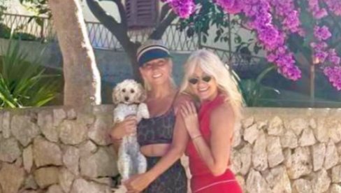 Slavica Rokvić u crvenom miniću (62) - u društvu sestre (FOTO)