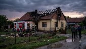 НЕВРЕМЕ ДОНЕЛО ПАКАО КОД ОБРЕНОВЦА: Гром ударио у кућу и запалио кров, ватрогасци се борили са пламеном