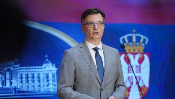 СИРОМА, ЧИТА ОНО ШТО ЈЕ ВЕЋ РЕШЕНО! Јованов исмејао неспособну опозицију: Док ви читате бајке, Вучић је проблем већ решио!