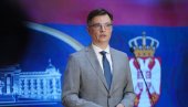 СИРОМА, ЧИТА ОНО ШТО ЈЕ ВЕЋ РЕШЕНО! Јованов исмејао неспособну опозицију: Док ви читате бајке, Вучић је проблем већ решио!