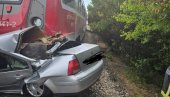 СРБИЈАВОЗ СЕ ОГЛАСИО ПОВОДОМ НЕСРЕЋЕ КОД ОЏАКА: Сударили се воз и аутомобил на прузи - Саобраћај потпуно обустављен